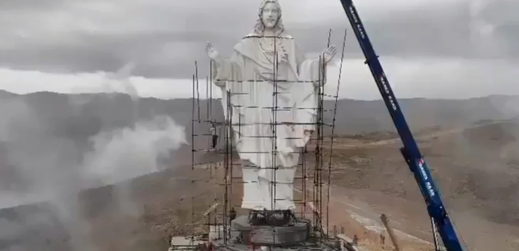 Λίβανος: Τοποθέτησαν άγαλμα του Ιησού 26 μέτρων στα σύνορα με τη Συρία