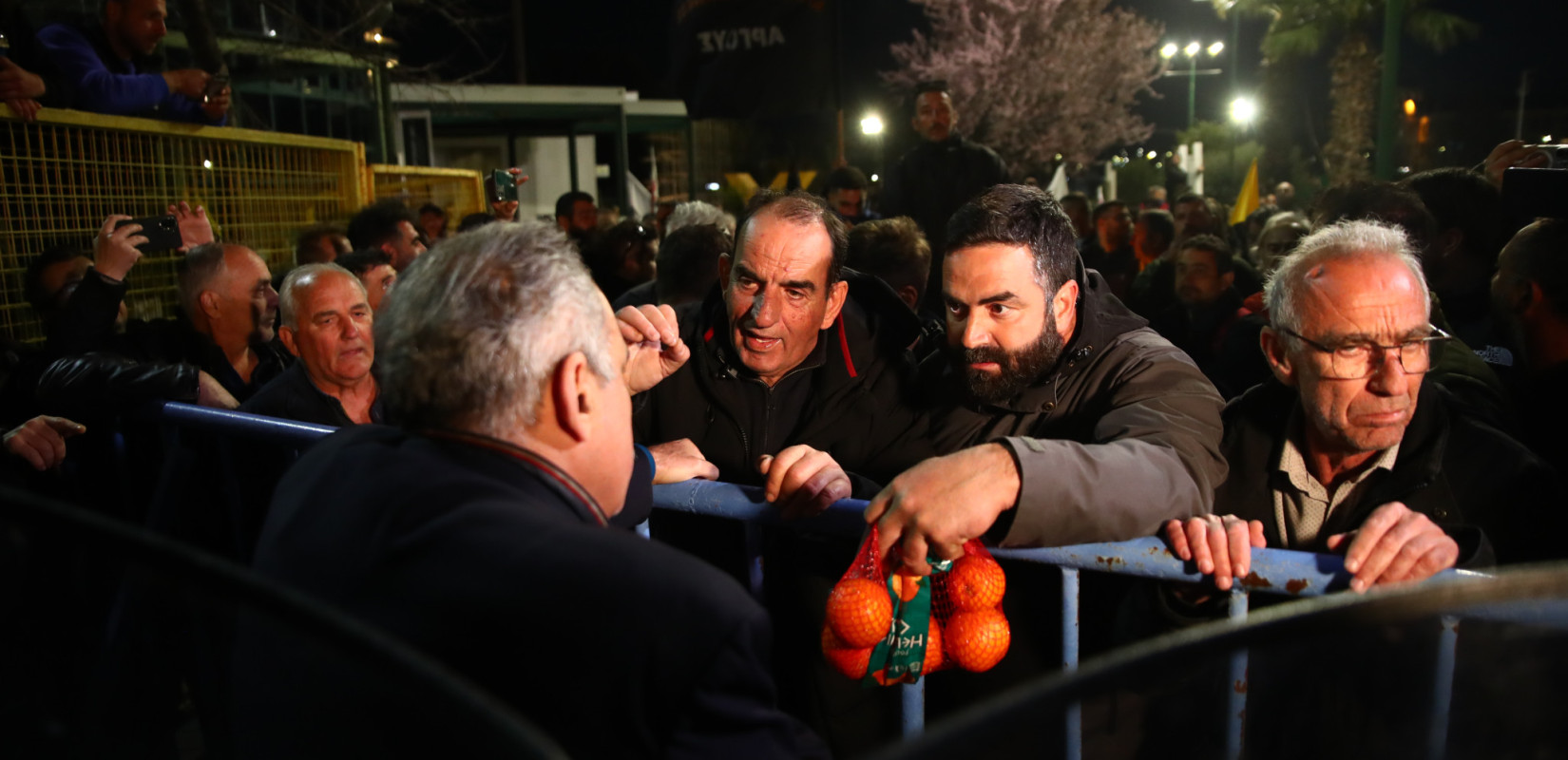 Διαμαρτυρία αγροτών στη ΔΕΘ: Μοίρασαν πορτοκάλια πριν αποχωρήσουν με τα τρακτέρ (βίντεο)