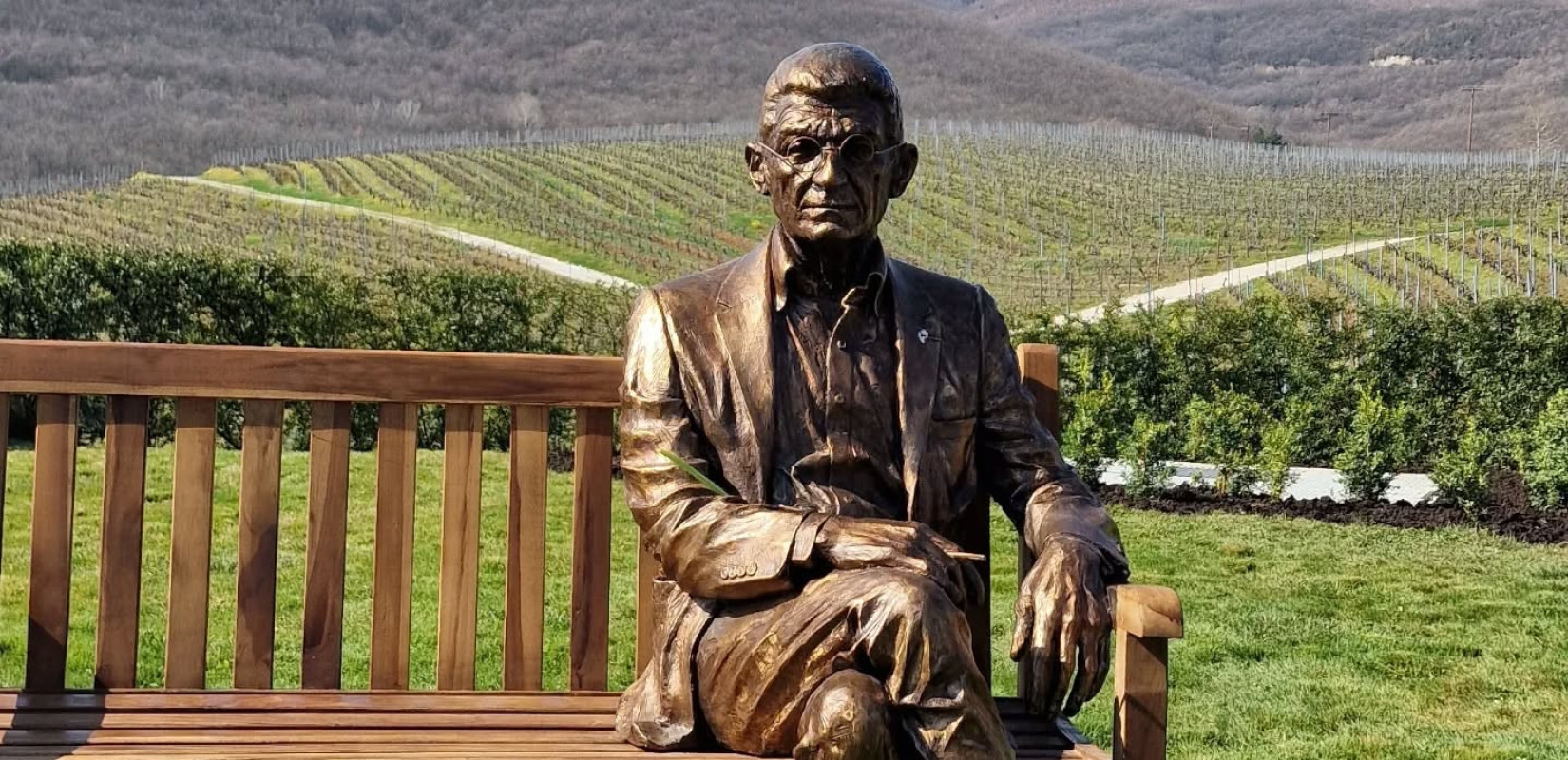 Στα αμπέλια της Νάουσας για πάντα ο Γιάννης Μπουτάρης: Αποκαλύφθηκε το γλυπτό του στο Κτήμα Κυρ-Γιάννη