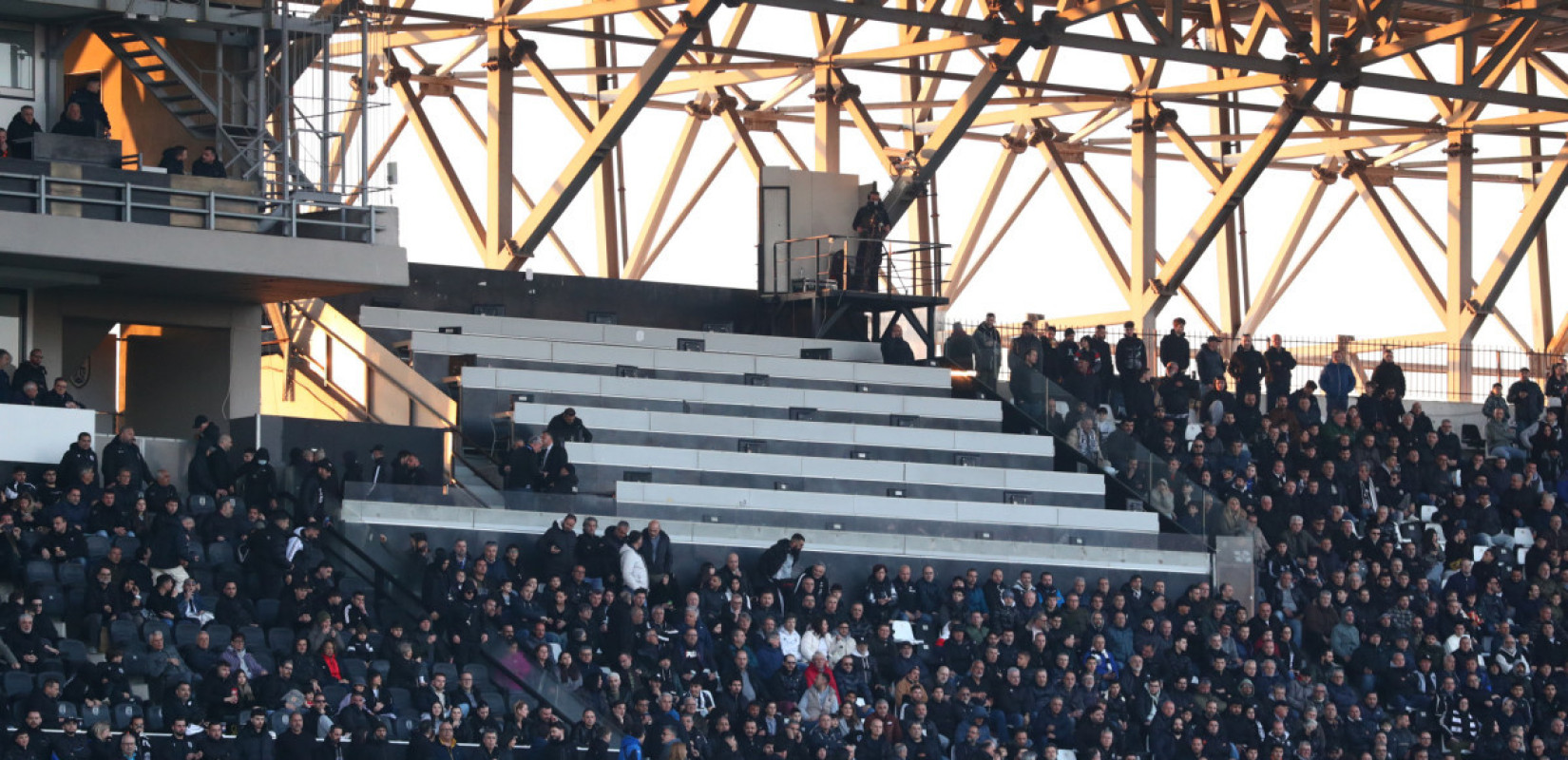 Η ΔΕΑΒ κάλεσε τον ΠΑΟΚ και 14 φυσικά πρόσωπα σε ακρόαση για την εισβολή οπαδών στα δημοσιογραφικά της Τούμπας