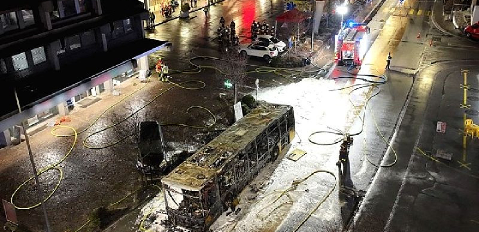 Δυτική Ελβετία: Έξι νεκροί και τρεις τραυματίες από πυρκαγιά σε λεωφορείο - Φέρεται ότι ένας επιβάτης αυτοπυρπολήθηκε (βίντεο)