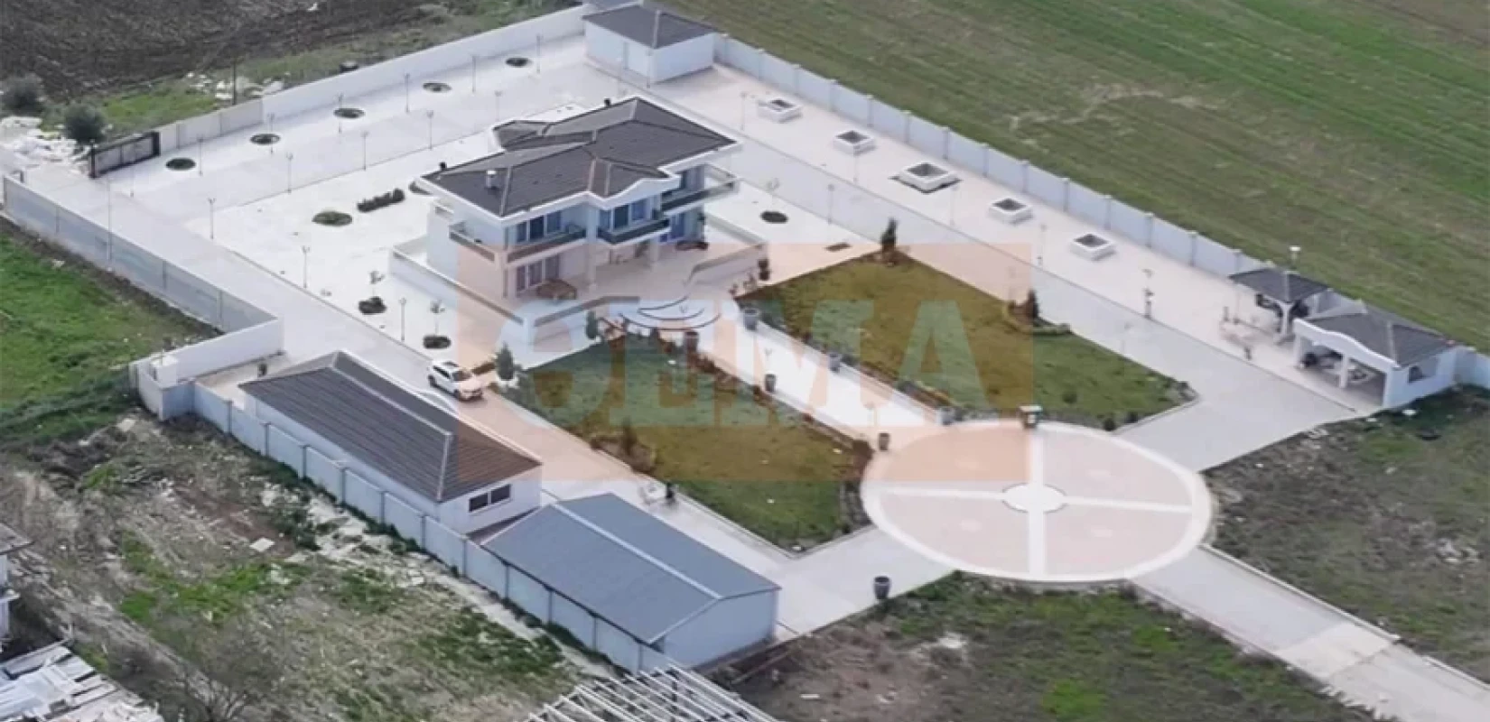 Πολυτελής βίλα με ελικοδρόμιο, οικόπεδα και... Porsche στην κατοχή της «οικογενειακής συμμορίας» Ρομά που κατηγορείται για απάτη με χρυσές λίρες