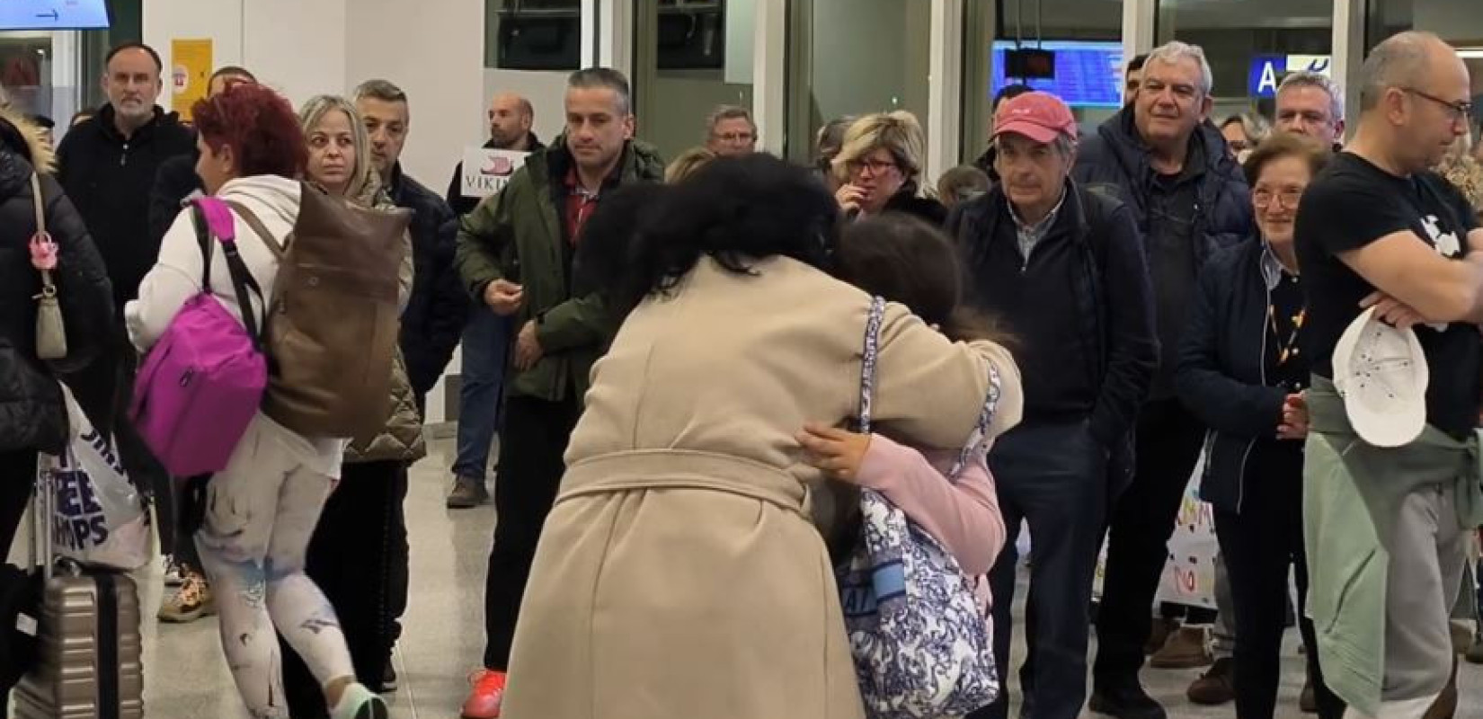 Συγκίνηση στο  «Ελ. Βενιζέλος»: Επαναπατρίστηκαν 450 Έλληνες από το Ντουμπάι