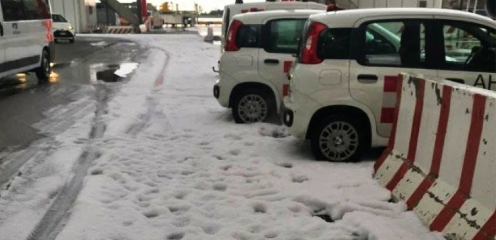 Η Ρώμη «πνίγηκε» από χαλάζι: Νερά από τις οροφές και ματαιώσεις πτήσεων στο αεροδρόμιο «Φιουμιτσίνο» (βίντεο)