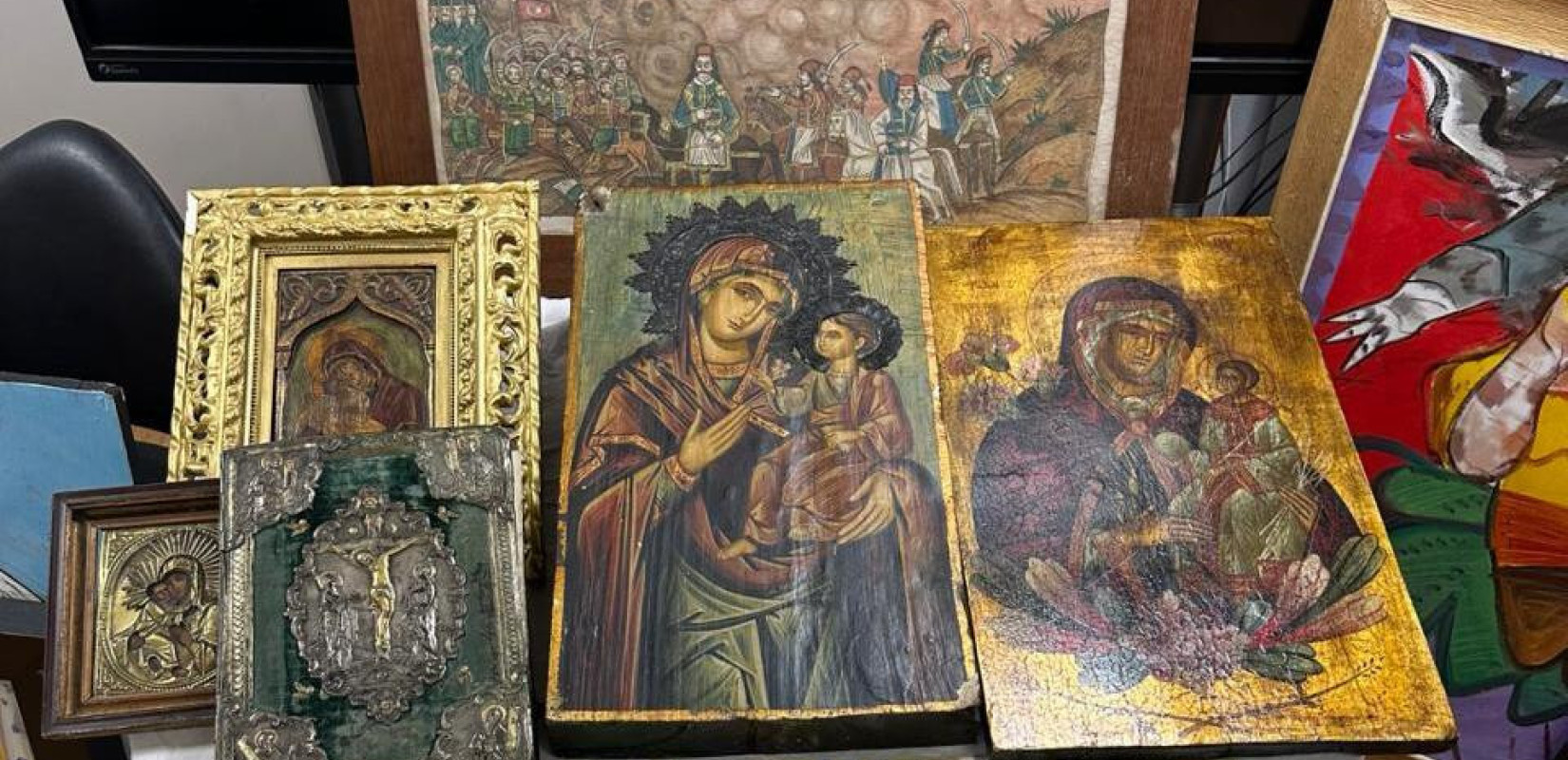 Συνελήφθη γυναίκα υπάλληλος του Τσαγκαράκη - Έκρυψε το Ευαγγέλιο του 18ου αιώνα