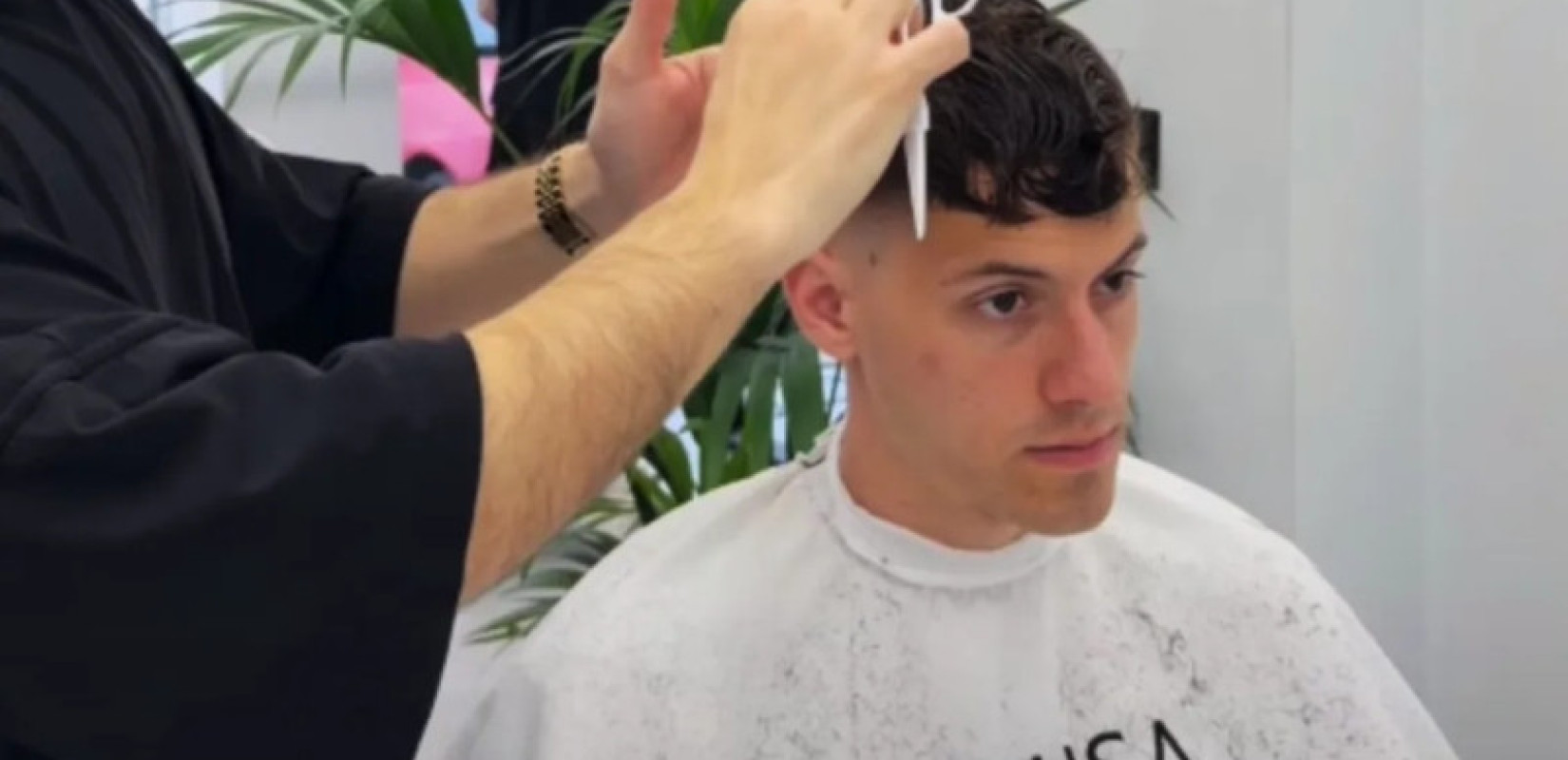 Νέο look, ίδια λάμψη: Ο Γ. Κωνσταντέλιας… άλλαξε κούρεμα και εντυπωσιάζει (βίντεο)