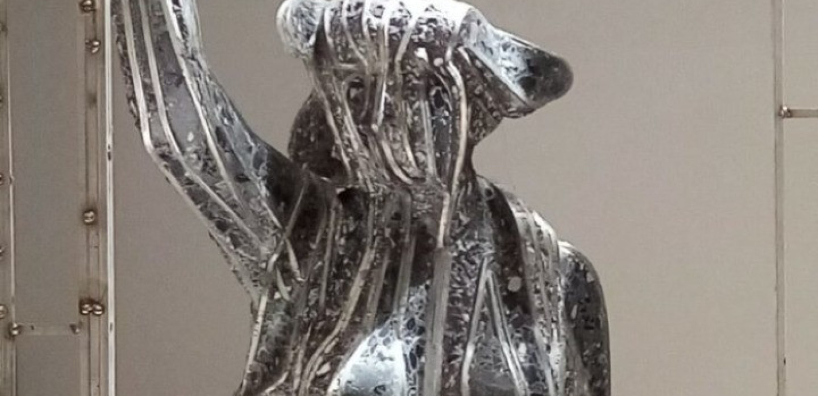 Θεσσαλονίκη: Άγνωστοι βανδάλισαν το γλυπτό «Γυναίκα σε Λεωφορείο» στην Αριστοτέλους