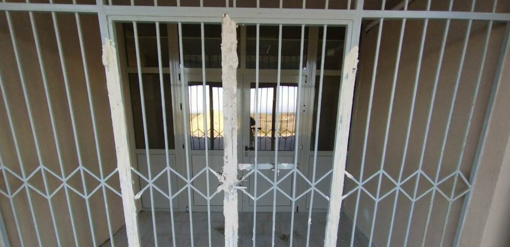 Νέα Καλλικράτεια: Στο στόχαστρο βανδάλων σχολείο – Τσιμέντωσαν πόρτες και έσπασαν τζάμια στο Γυμνάσιο