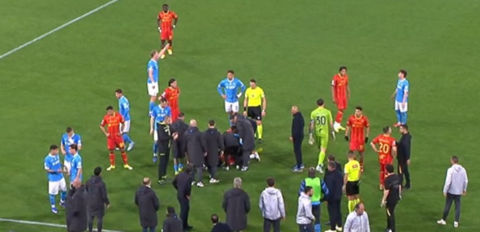 Σοκ στο Νάπολι - Λέτσε: Κατέρρευσε ποδοσφαιριστής στον αγωνιστικό χώρο