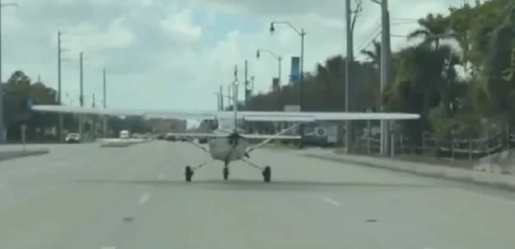 ΗΠΑ: 19χρονος έκανε αναγκαστική προσγείωση αεροσκάφους στη μέση του δρόμου - Δείτε βίντεο