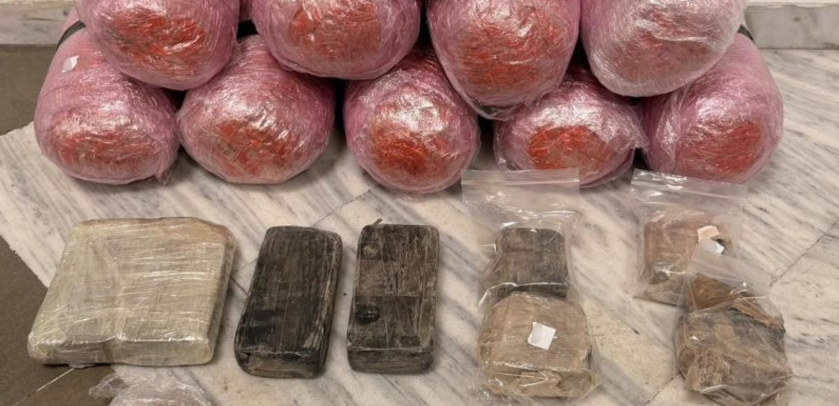 Θεσσαλονίκη: «Χτύπημα» της Αστυνομίας σε σπίτι διακινητή ναρκωτικών - Πάνω από 14 κιλά κάνναβης και ηρωίνης εντόπισε ο Vector