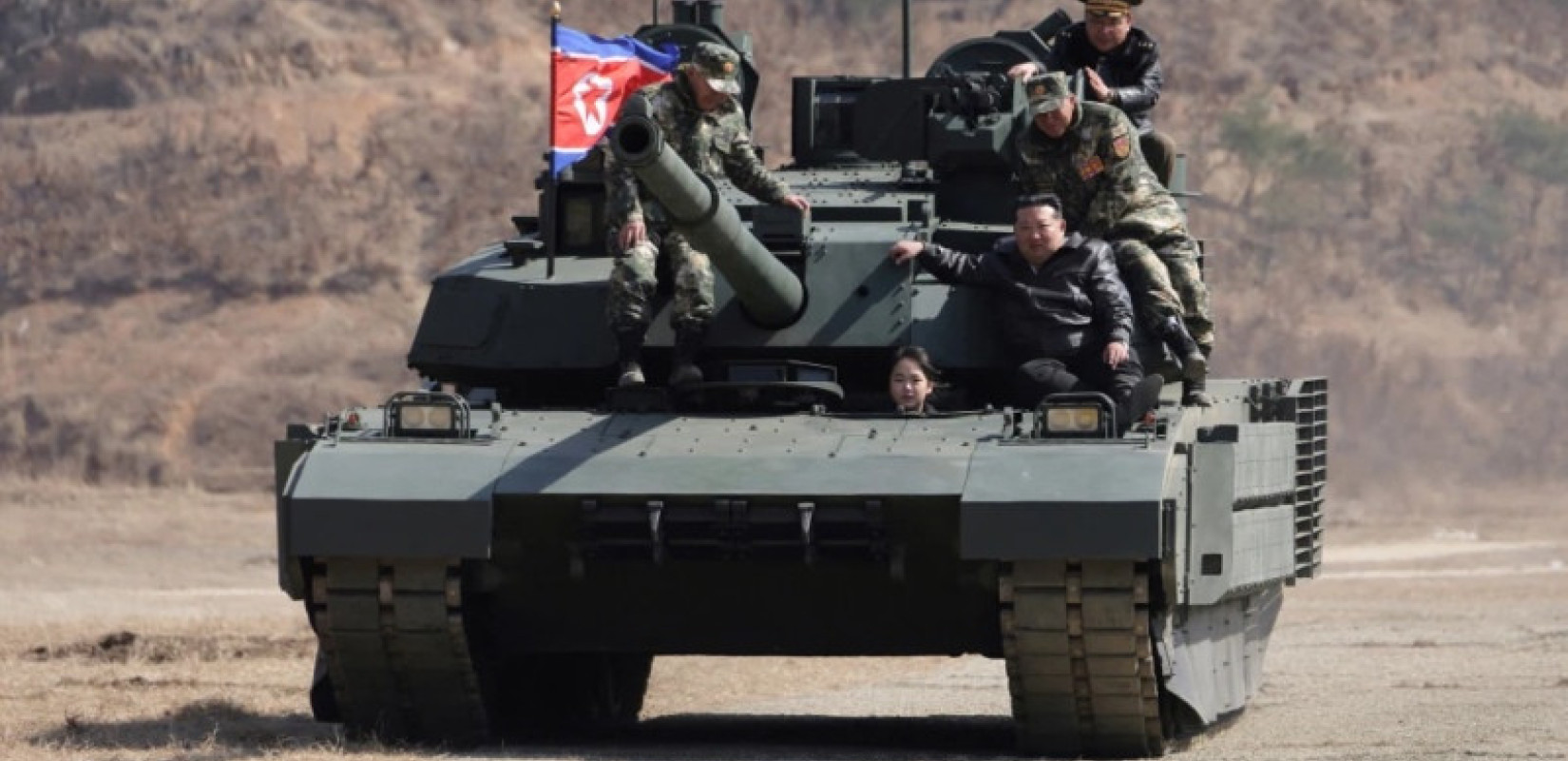 Η Βόρεια Κορέα παρουσιάζει νέο άρμα μάχης: Ο Κιμ Γιονγκ Ουν και η κόρη του στο τιμόνι της ισχύος (βίντεο)