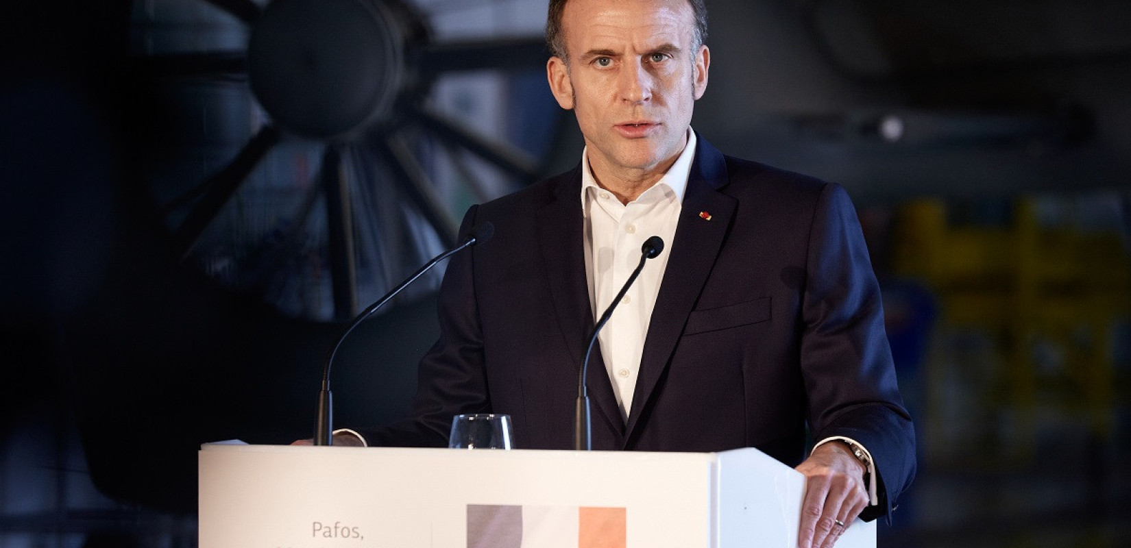 Στη Σούδα ο Μακρόν: Συνάντηση με Δένδια και επίσκεψη στο αεροπλανοφόρο «Σαρλ ντε Γκoλ» - To μήνυμά του στα ελληνικά