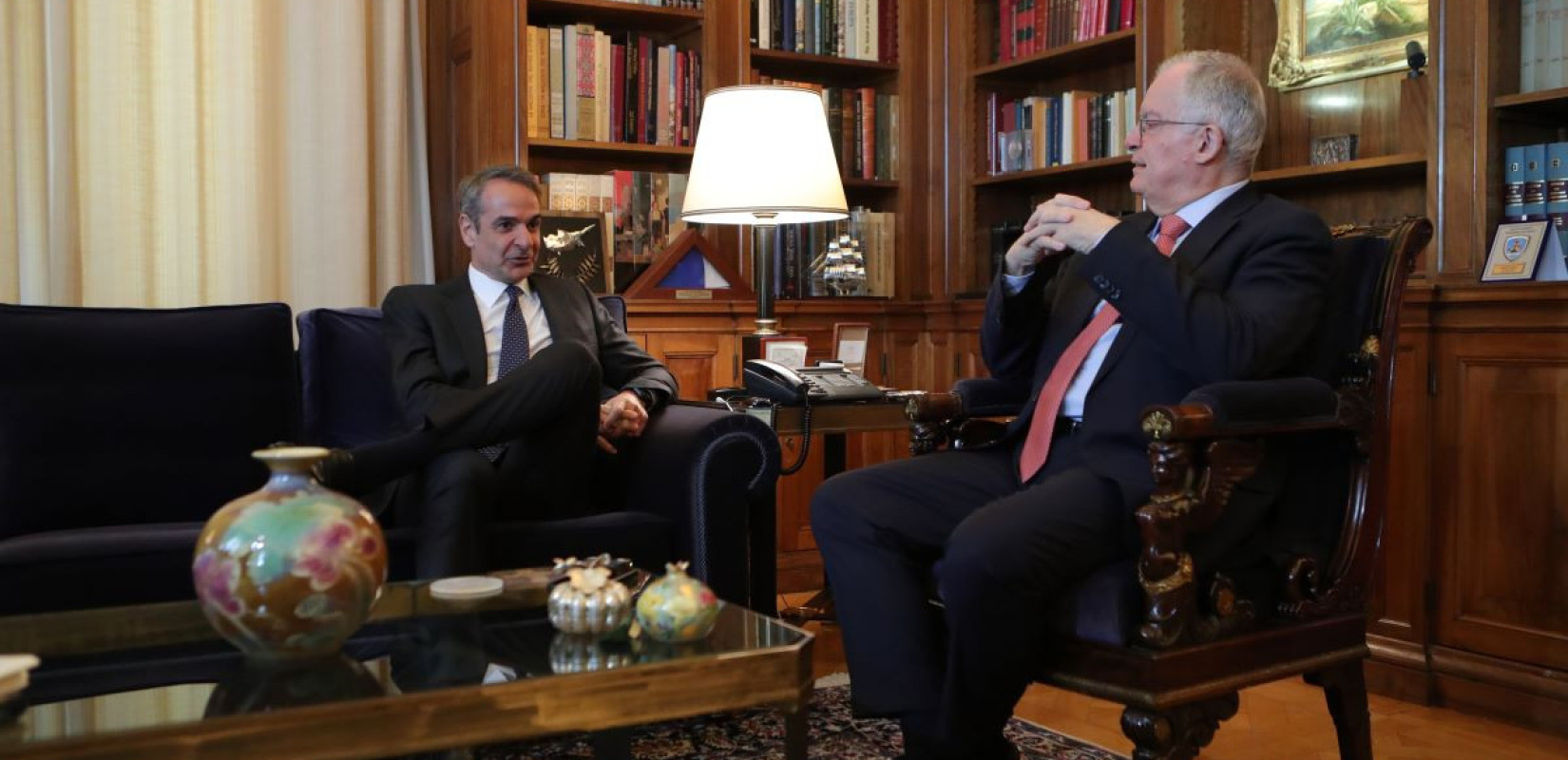 Συνάντηση Μητσοτάκη με Τασούλα - Η κυβέρνηση θα επιβάλλει πλαφόν στο περιθώριο κέρδους σε καύσιμα και προϊόντα super market