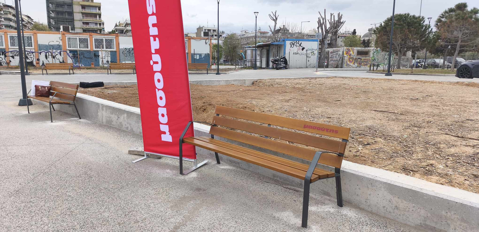 Θεσσαλονίκη: Τοποθετήθηκαν τα νέα παγκάκια γύρω από το Μέγαρο Μουσικής - 200 νέα συνολικά στην πόλη