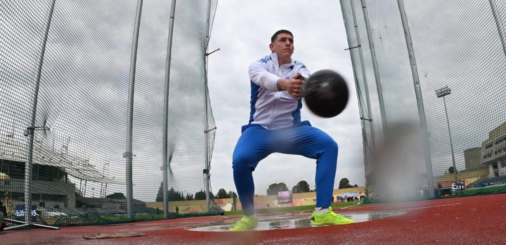 Στίβος: «Χόρεψε» στη βροχή και κατέκτησε την τρίτη θέση στη σφύρα ο Γιώργος Παπαναστασίου (βίντεο)