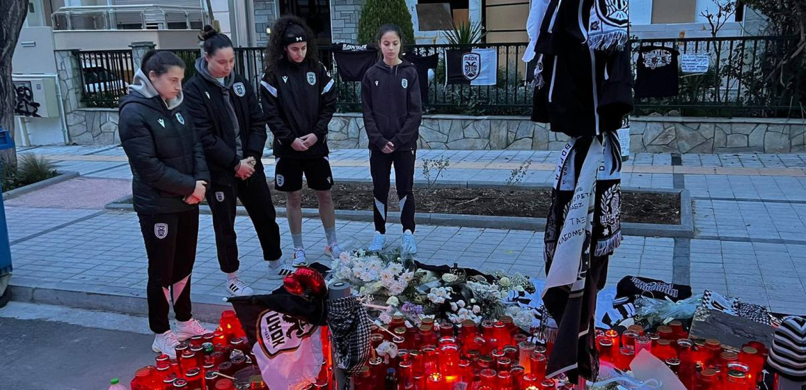 Αντιπροσωπεία της ομάδας ποδοσφαίρου γυναικών του ΠΑΟΚ απέτισε φόρο τιμής στον Κλεομένη