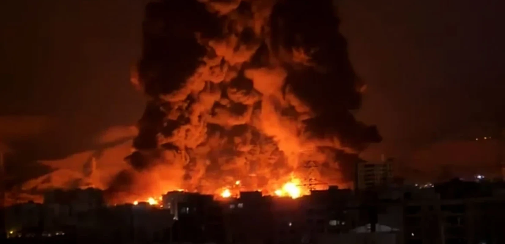 Κόλαση φωτιάς στην Τεχεράνη μετά το χτύπημα του Ισραήλ σε δεξαμενές πετρελαίου