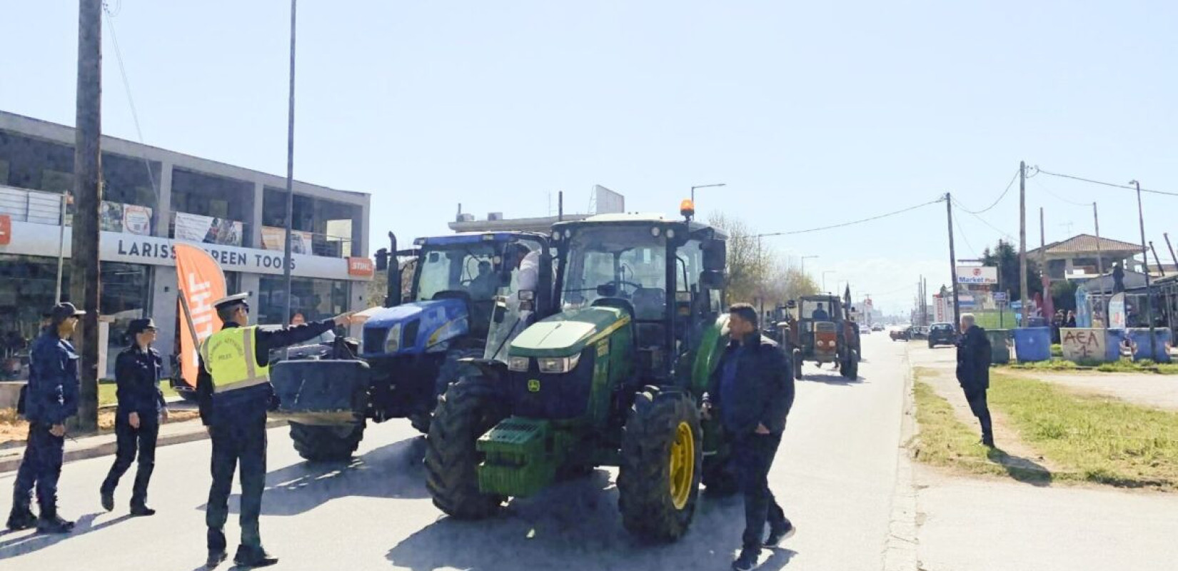 Λάρισα: Τρακτέρ επιχείρησαν να προσεγγίσουν το ξενοδοχείο όπου θα μιλήσει ο Κυρ. Μητσοτάκης - Δείτε βίντεο