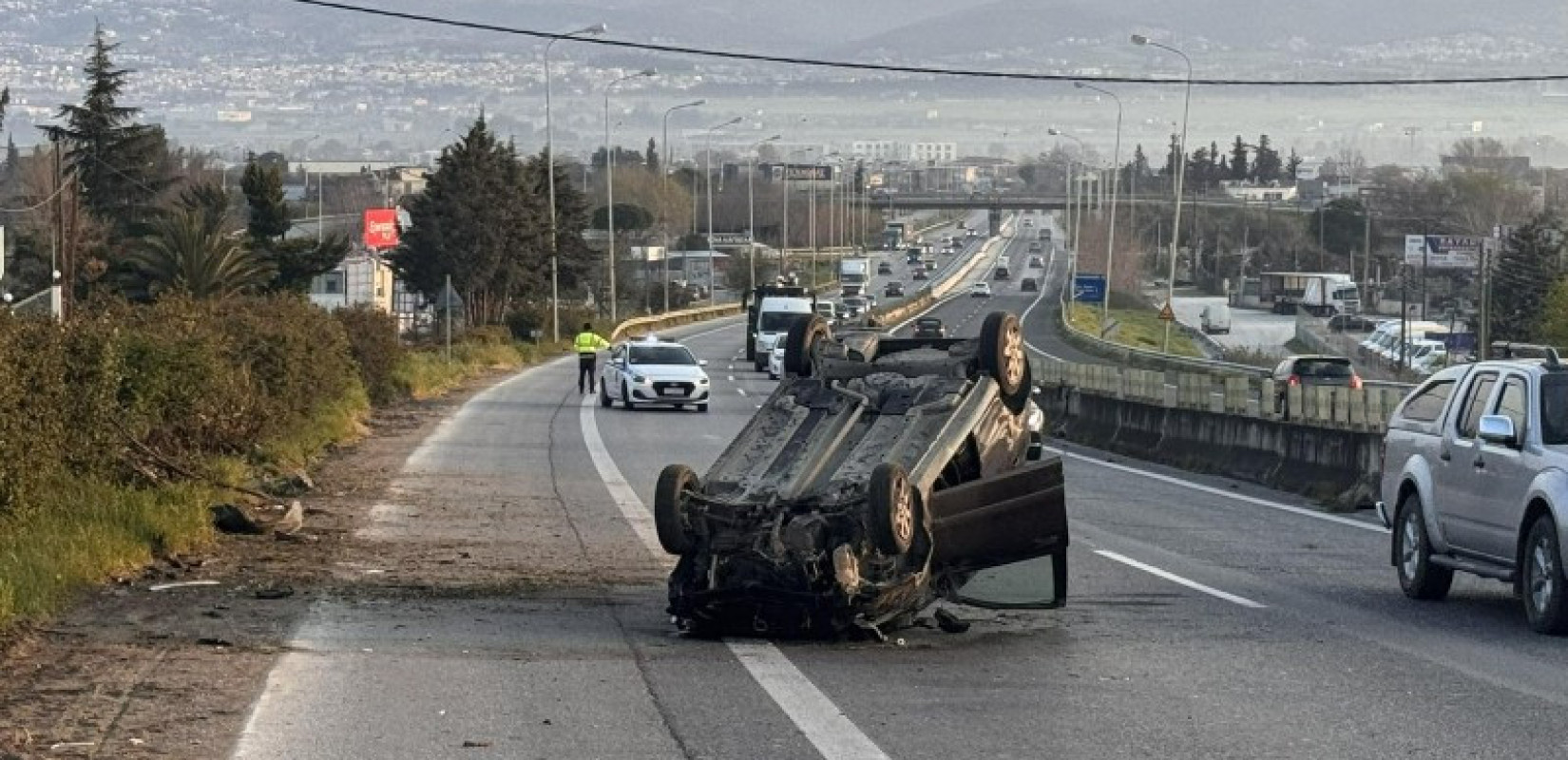 Τροχαίο στην ΕΟ Θεσσαλονίκης - Μουδανιών: ΙΧ βγήκε εκτός πορείας και αναποδογύρισε - Τραυματίστηκε ο νεαρός οδηγός