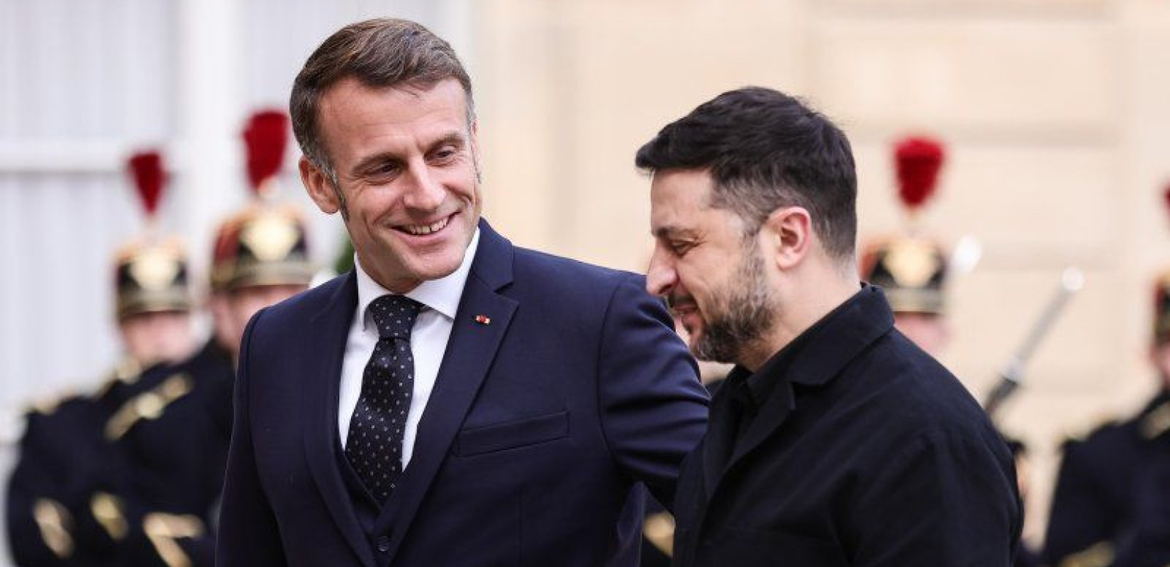 Στο Παρίσι ο Ζελένσκι για συνάντηση με Μακρόν - «Ο Μεσανατολικός πόλεμος δεν θα κλέψει την προσοχή από τον Ρωσο-ουκρανικό»