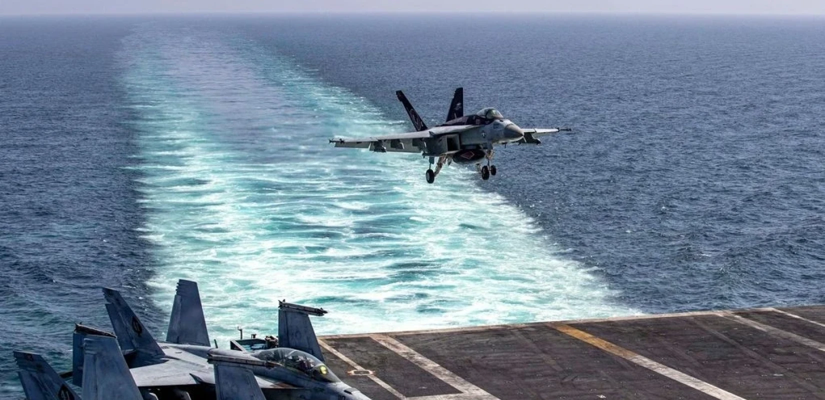 Το Ιράν απειλεί να πλήξει το αεροπλανοφόρο USS Abraham Lincoln αν πλησιάσει το Στενό του Χορμούζ