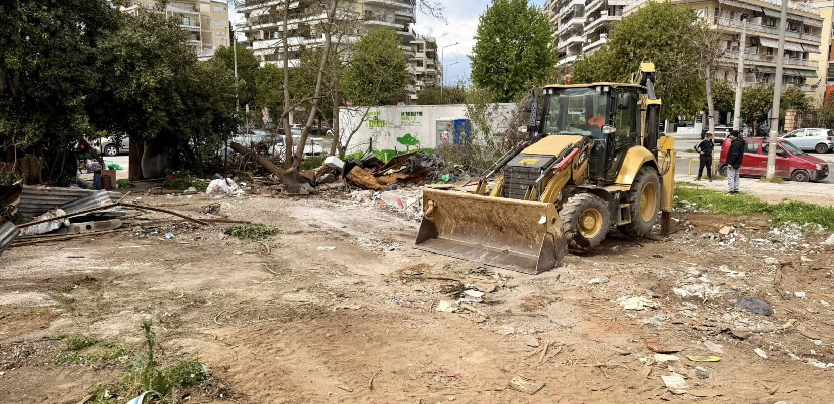 Θεσσαλονίκη: Ο δήμος καθαρίζει οικόπεδο στην Βούλγαρη - Δείτε φωτογραφίες