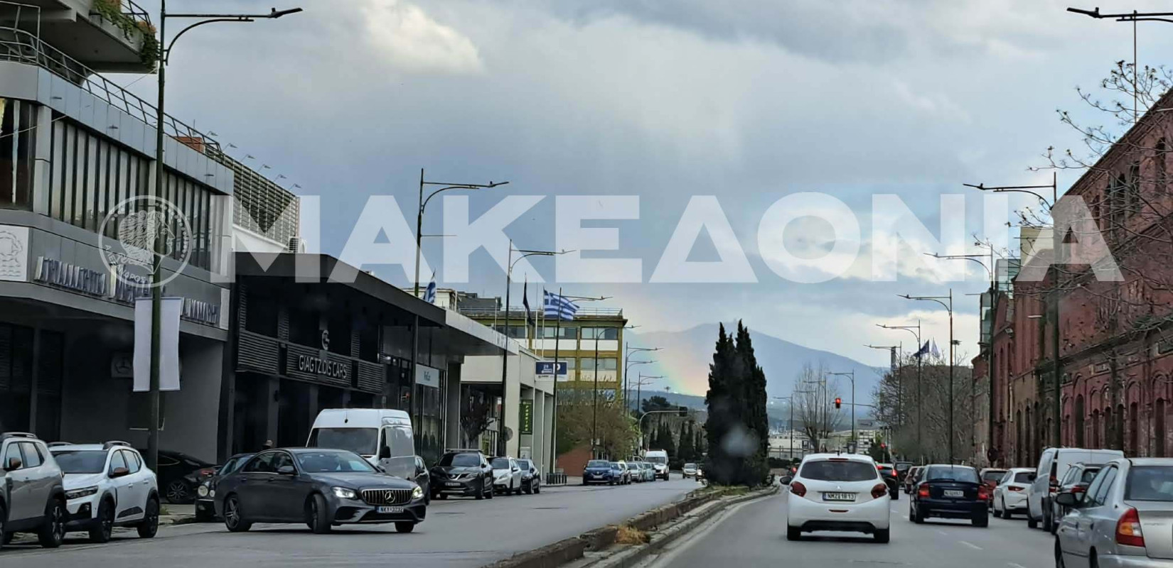 Απόκοσμο θέαμα στη Θεσσαλονίκη: Ουράνιο τόξο «κατέβηκε» στην πόλη - Δείτε φωτογραφίες