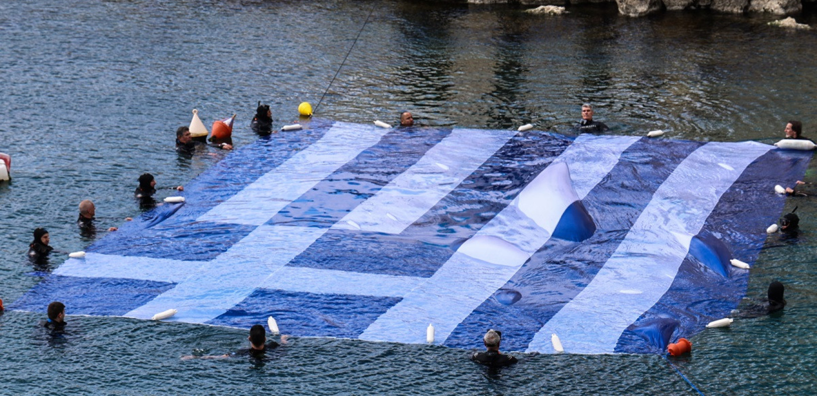 Τεράστια ελληνική σημαία στην θάλασσα του Πειραιά - Δείτε εντυπωσιακές εικόνες