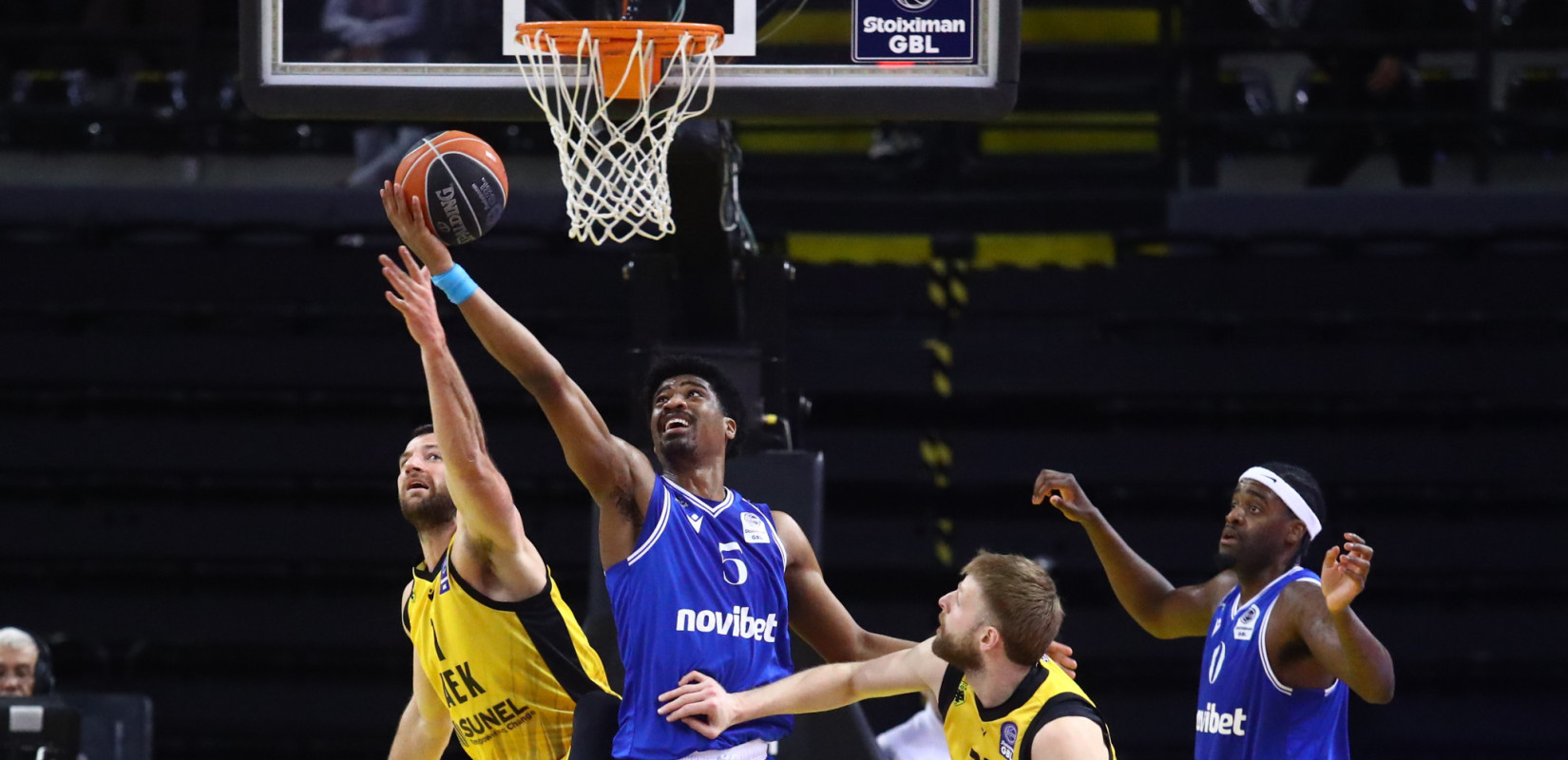 Μπάσκετ: Ο Ηρακλής πάλεψε όσο μπορούσε, αλλά δεν απέφυγε την ήττα από την ΑΕΚ (βίντεο)