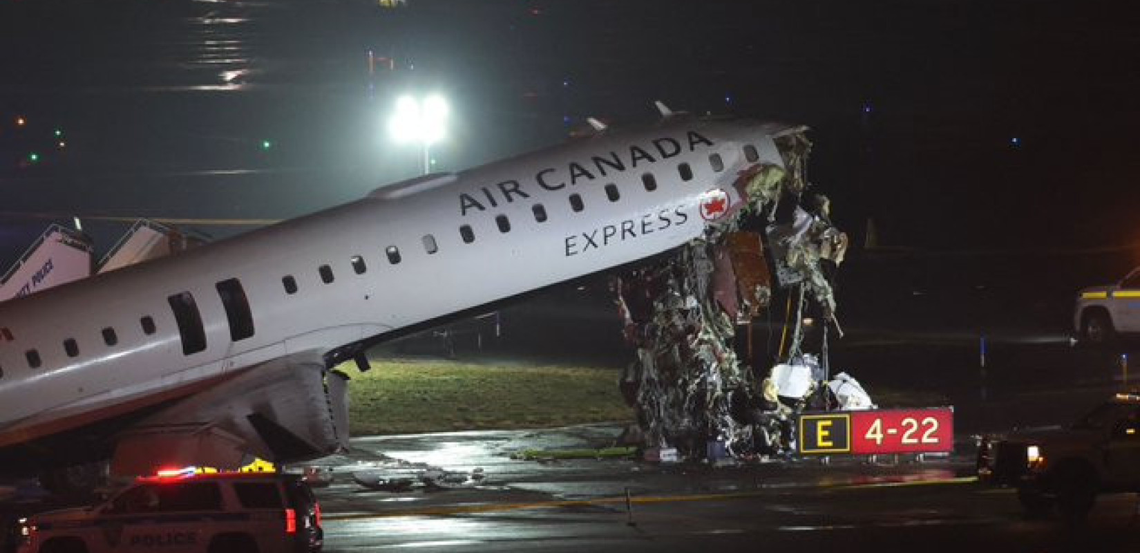 ΗΠΑ: Αεροσκάφος της Air Canada Express συγκρούστηκε με όχημα στο έδαφος - Κλειστό το αεροδρόμιο La Guardia (βίντεο)