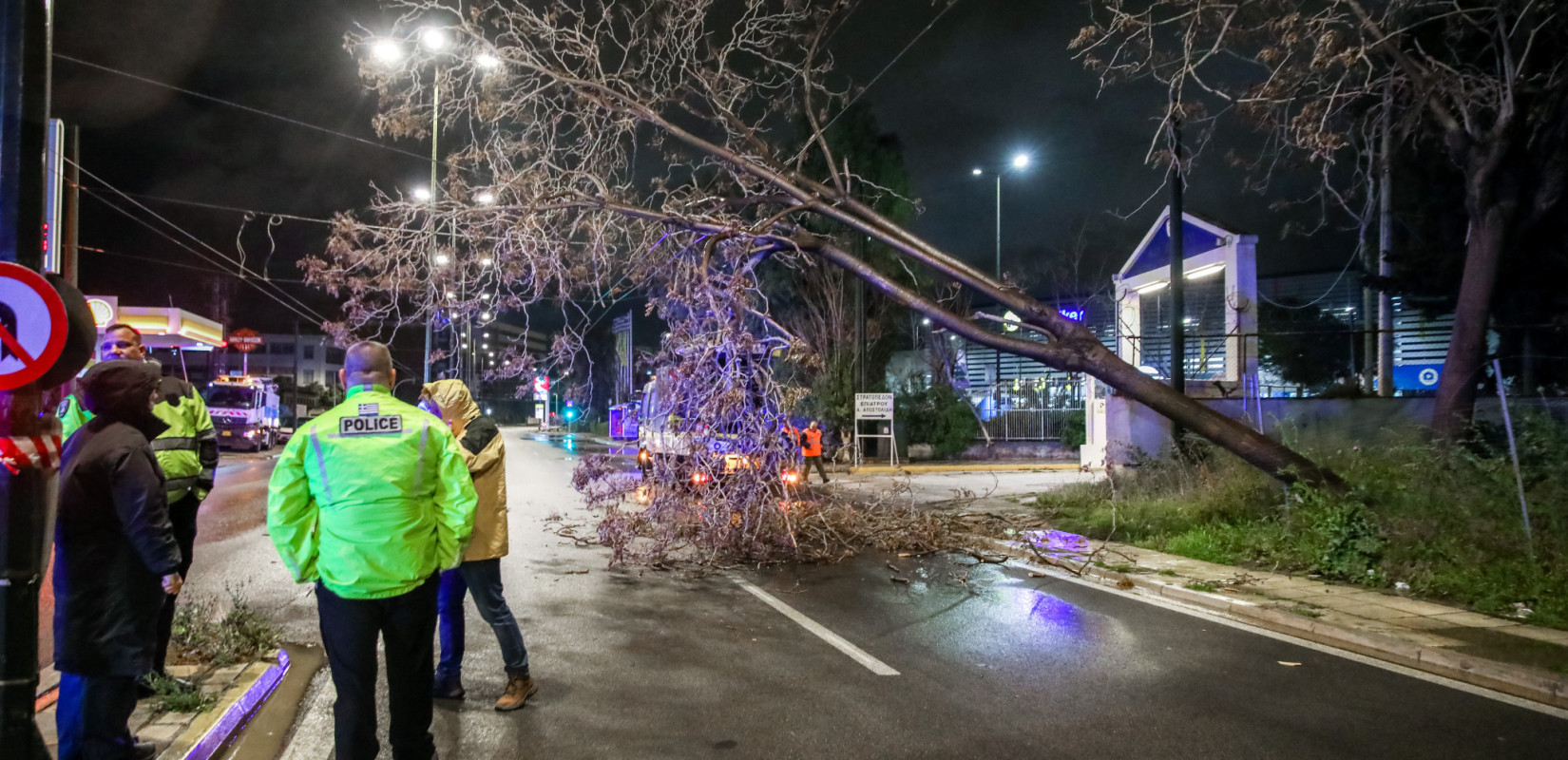 Κακοκαιρία Erminio: Νεκρός άνδρας στη Νέα Μάκρη - Iσχυρές βροχές και αφρικανική σκόνη - Πού είναι κλειστά τα σχολεία