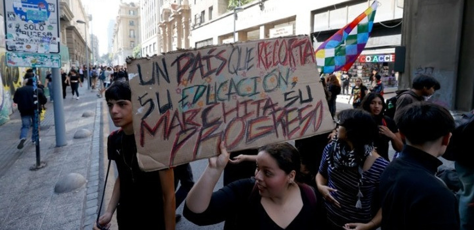 Χιλή: Στους δρόμους χιλιάδες μαθητές και φοιτητές - Υπερασπίζονται την δημόσια εκπαίδευση (βίντεο)