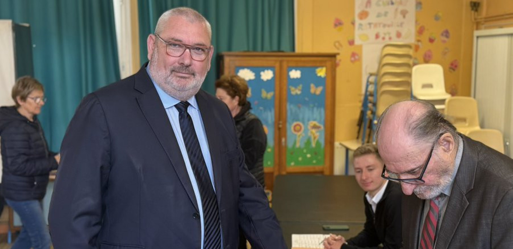 Γαλλία: Δήμαρχοι της ακροδεξιάς κατέβασαν τις ευρωπαϊκές σημαίες από τα δημαρχεία (βίντεο)