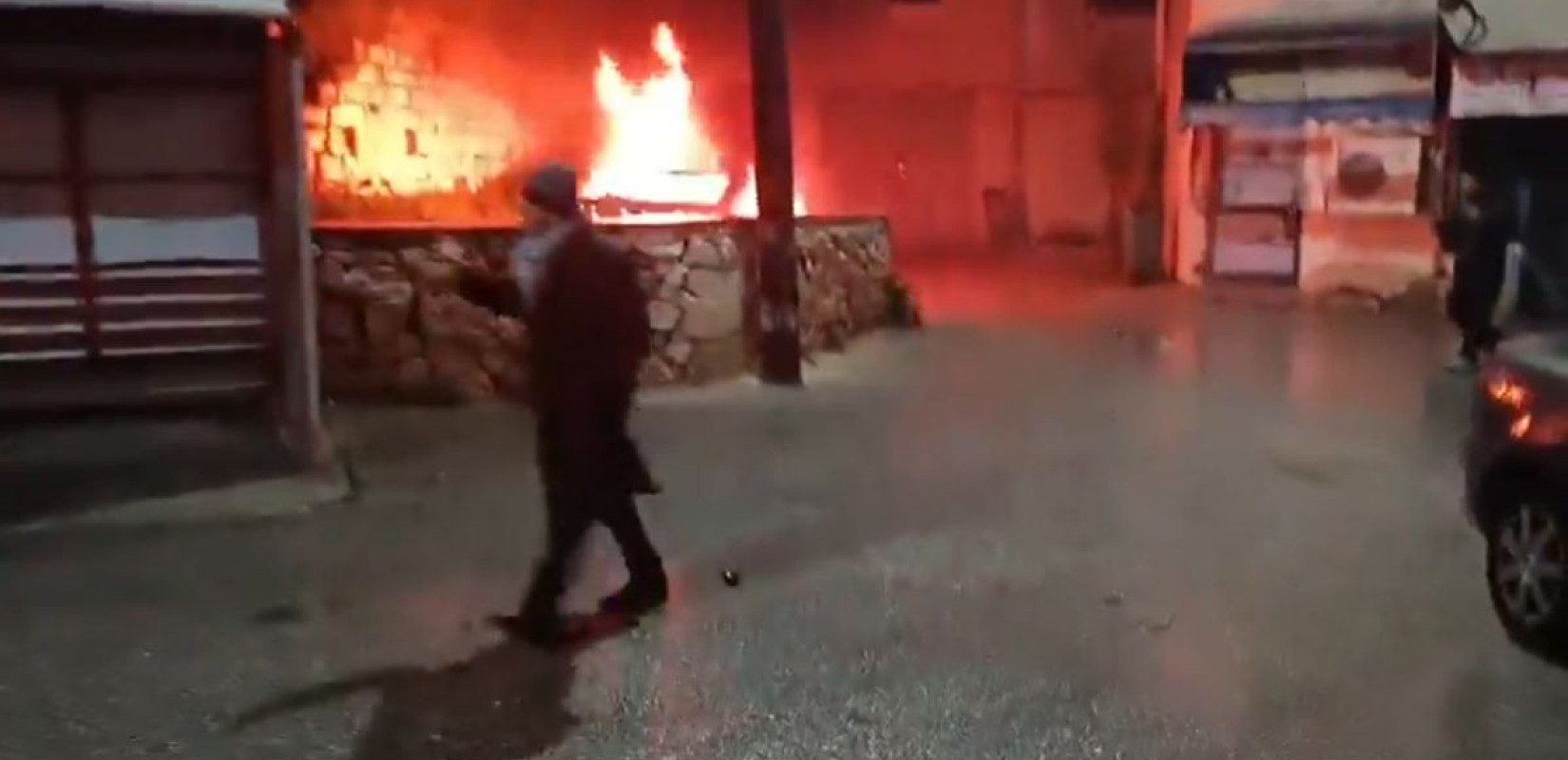 Παλαιστίνη: Ισραηλινοί έποικοι έκαψαν σπίτια και οχήματα σε χωριά στην κατεχόμενη Δυτική Όχθη (βίντεο)