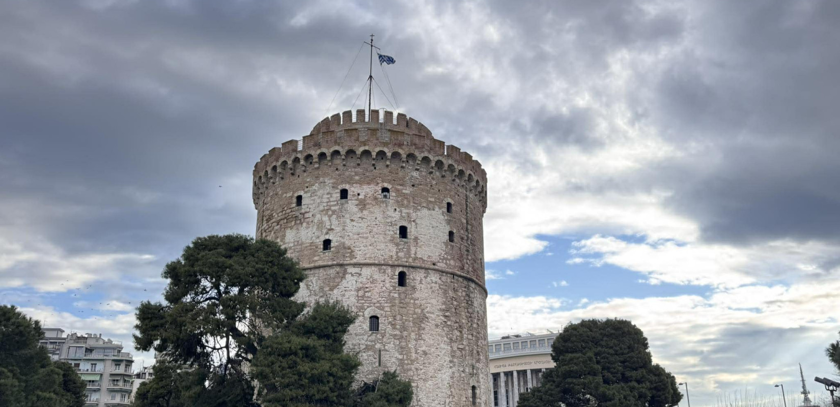 Θεσσαλονίκη: Με συγκίνηση και τιμές η έπαρση της ελληνικής σημαίας στον Λευκό Πύργο