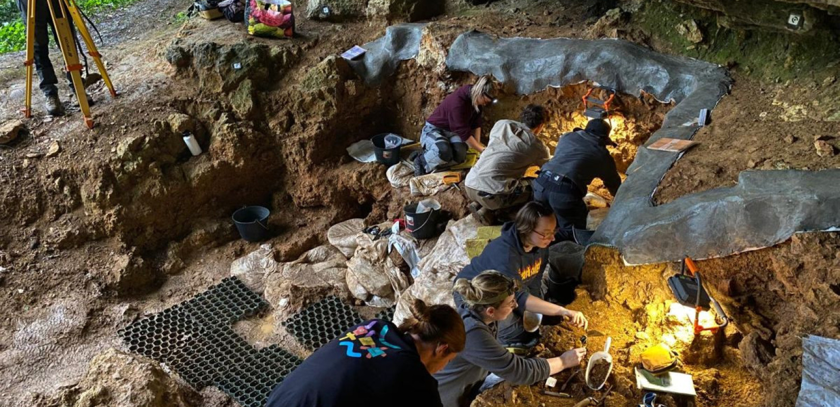 Ανασκαφές στο βραχώδες καταφύγιο Tourtoirac στη Γαλλία, όπου βρέθηκαν τρία λείψανα Νεάντερταλ που αναλύθηκαν στη μελέτη (Credit: Luc Doyon)