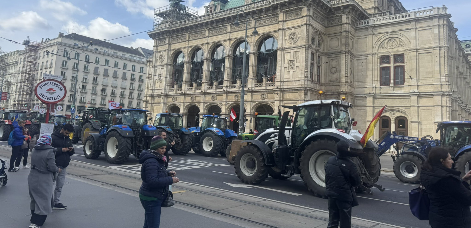 Απόβαση 300 τρακτέρ στη Βιέννη: Aγρότες ζητούν «την αλήθεια στο πιάτο μας» (βίντεο)
