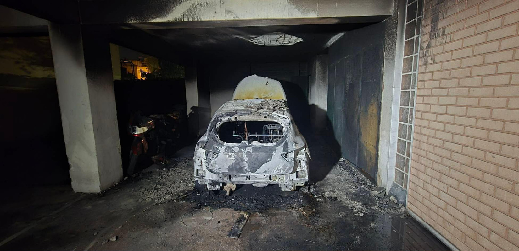 Θεσσαλονίκη: Φωτιά σε πυλωτή πολυκατοικίας - Καταστροφικές ζημιές σε αυτοκίνητο και μηχανές