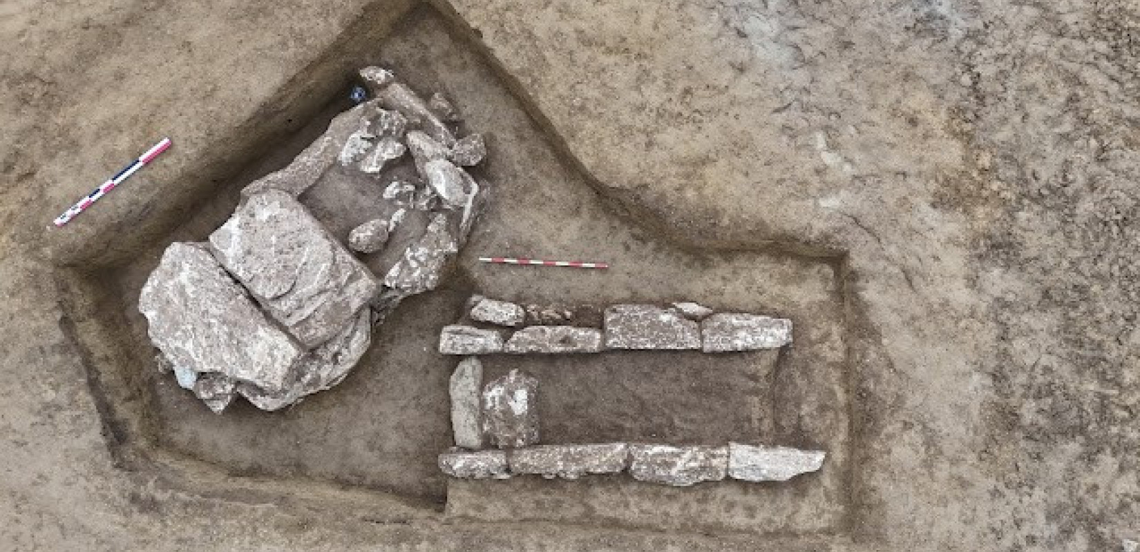 Δύο τάφοι από λίθινες πλάκες στην ελληνιστική νεκρόπολη. [Credit: Αρχαιολογικό Μουσείο του Νεσέμπαρ]