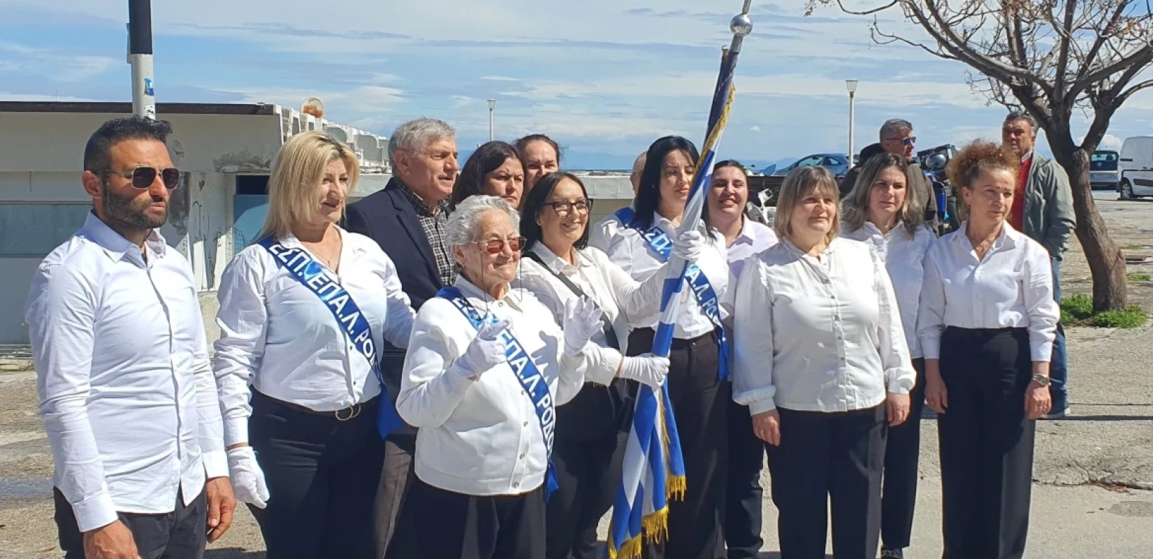 Ρόδος: 82χρονη μαθήτρια ΕΠΑΛ παρέλασε για την 25η Μαρτίου και καταχειροκροτήθηκε