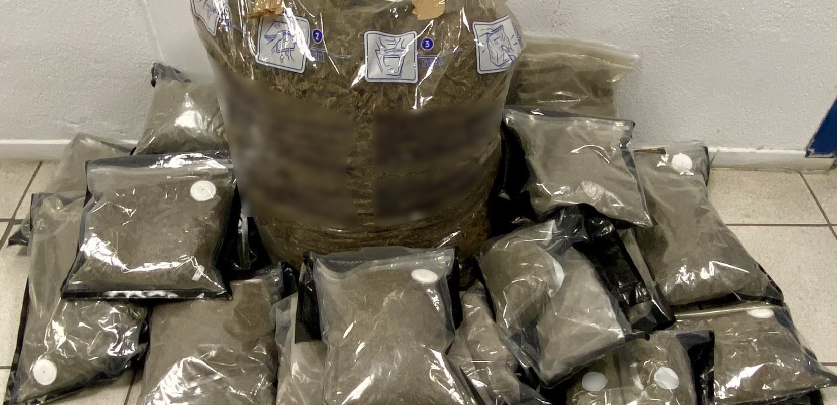 Πέλλα: Κουβαλούσε στον σάκο του 16,5 κιλά κάνναβης