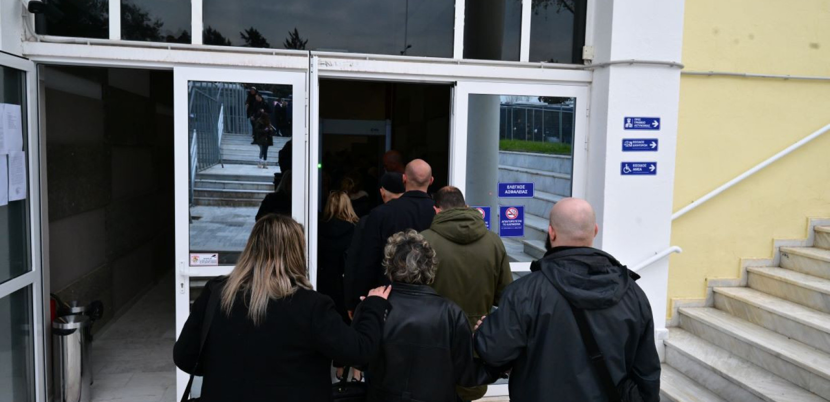 Καταφθάνουν στο δικαστήριο της Λάρισας οι συγγενείς των θυμάτων των Τεμπών