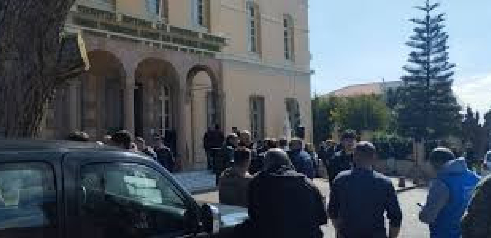 Μυτιλήνη: Κτηνοτρόφοι απέκλεισαν την Γενική Γραμματεία Αιγαίου και Νησιωτικής Πολιτικής