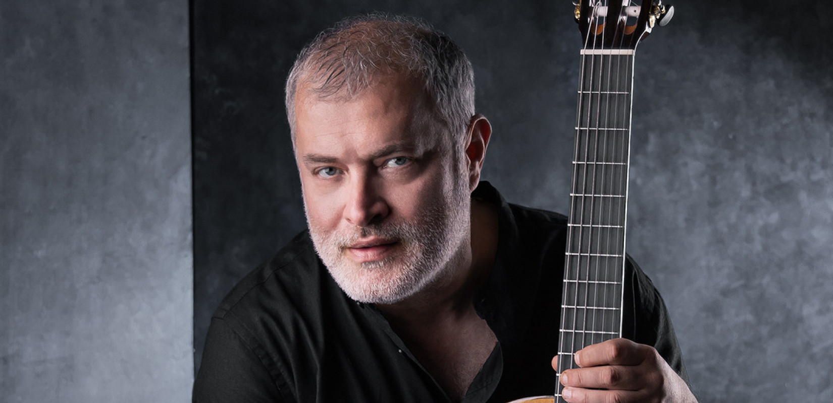 Μεσόγειος σε έξι χορδές: Ο Παναγιώτης Μάργαρης χαρτογραφεί τον ήχο μιας κοινής μουσικής πατρίδας