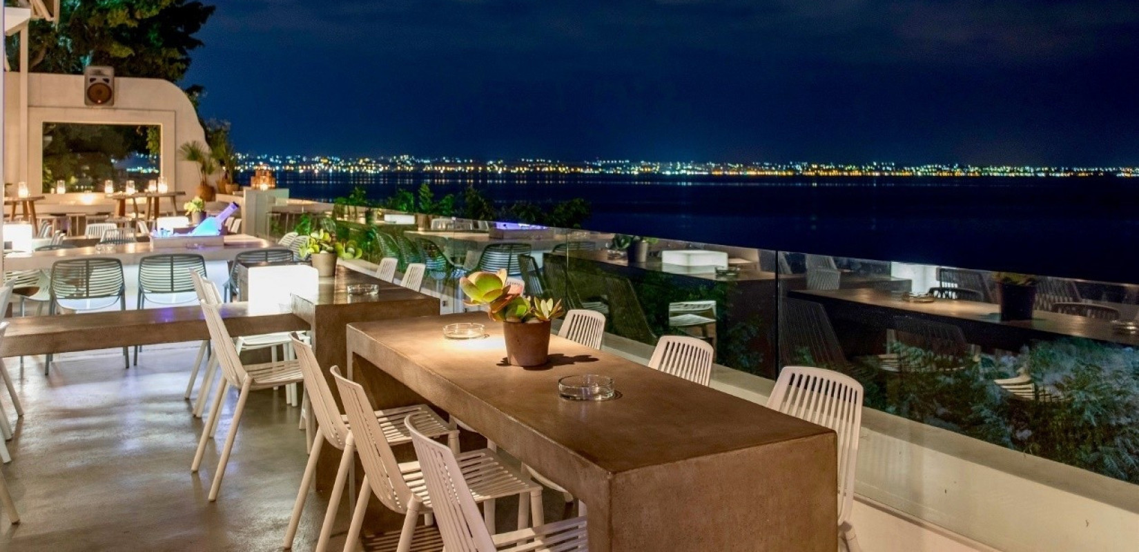 Φέτος, το Mistral γιορτάζει 35 χρόνια, συνεχίζοντας να παντρεύει την κυκλαδίτικη αισθητική με το απόλυτο urban chic