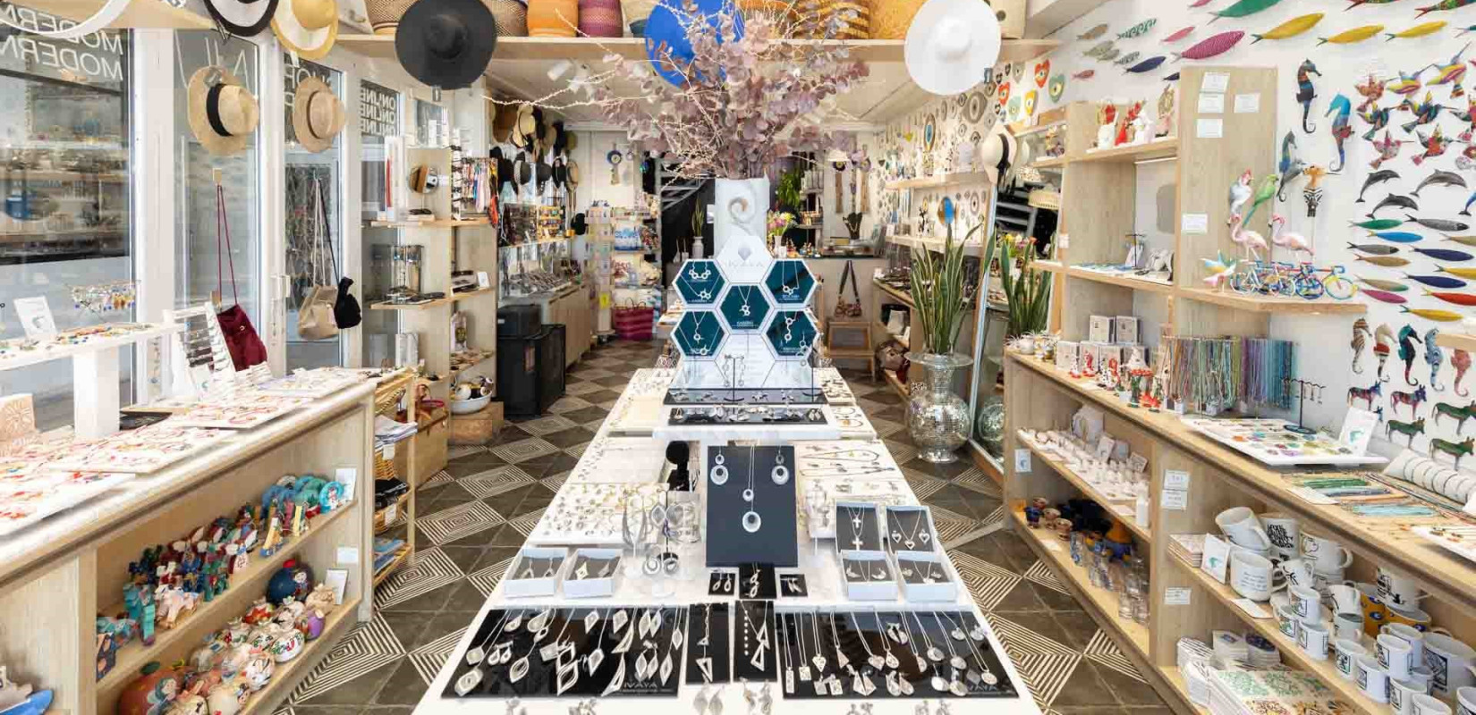 Nu Modern Greek: Το concept store που επαναπροσδιορίζει το ελληνικό δώρο