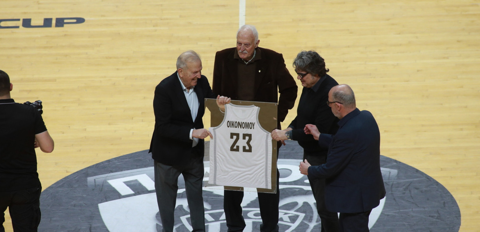 Μπάσκετ: Ο ΠΑΟΚ βράβευσε τον Γιώργο Οικονόμου (βίντεο)