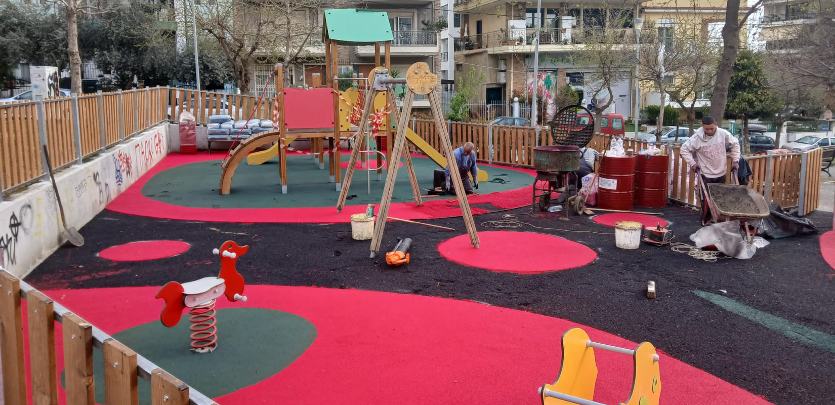 Δήμος Καλαμαριάς: Κατέστρεψαν το νέο δάπεδο παιδικής χαράς πριν καν στεγνώσει