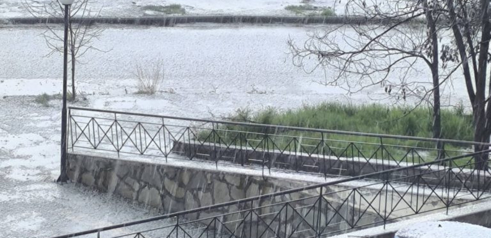 Χαλκιδική: «Άσπρισε» ο Πολύγυρος μετά από την έντονη χαλαζόπτωση - Δείτε φωτογραφίες